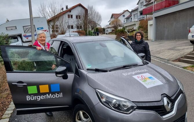 Heide Hägele als "Kundin" und Roswitha Kistler als ihre "Chauffeurin". Archivbild