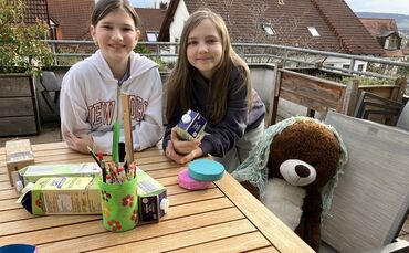 Die zwei besten Freundinnen Hanna Sawallich (links) und Chiara Dülfer hatten die Idee für die Upcycling-Aktion. Der Teddy trägt 