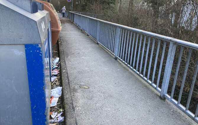 Wilder Müll an den Containern ist nicht nur ein Ärgernis, er ist auch schädlich für den nahen Zipfelbach.