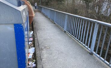 Wilder Müll an den Containern ist nicht nur ein Ärgernis, er ist auch schädlich für den nahen Zipfelbach.