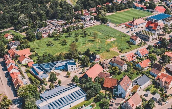 Um diese grüne Wiese mitten in Welzheim beim Schulcampus geht's: Hier soll das Lindenquartier entstehen. (Archivbild)