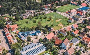 Um diese grüne Wiese mitten in Welzheim beim Schulcampus geht's: Hier soll das Lindenquartier entstehen. (Archivbild)