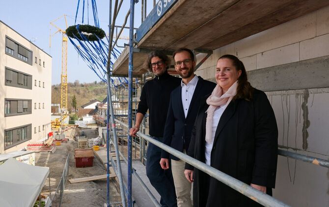 Beim Richtfest für die drei Rohbauten an der Talaue in Birkmannsweiler (von links): Nicolas Wagenpfeil, Sebastian und Elisabeth