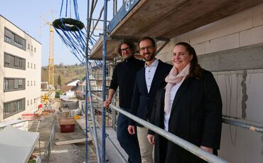 Beim Richtfest für die drei Rohbauten an der Talaue in Birkmannsweiler (von links): Nicolas Wagenpfeil, Sebastian und Elisabeth 