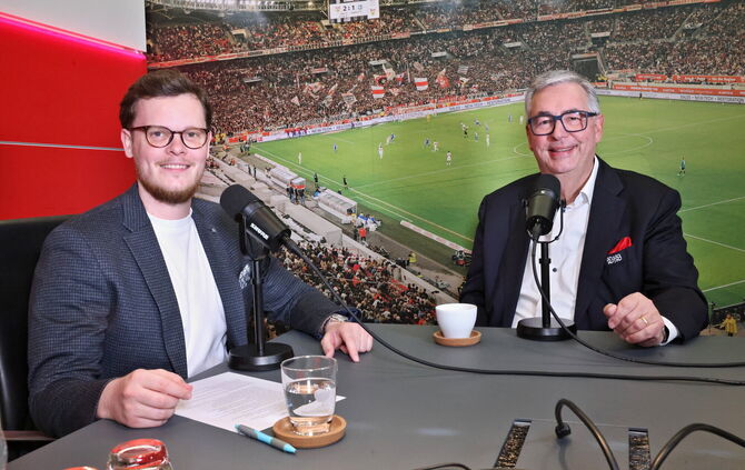 Unser VfB-Reporter Simeon Kramer im Gespräch mit VfB-Präsident Dietmar Allgaier.