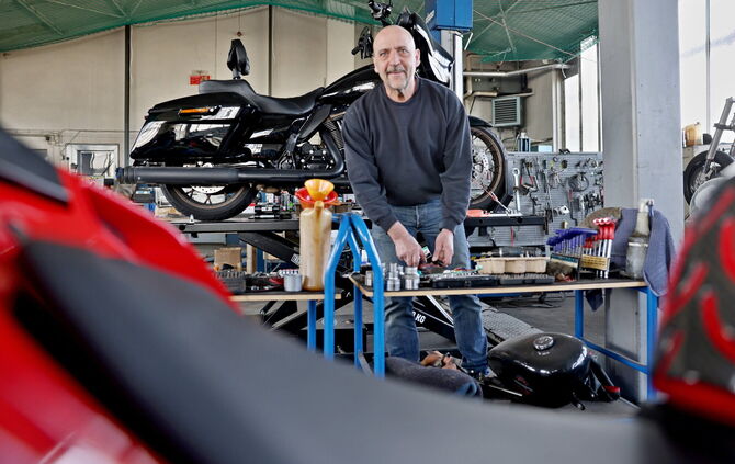 Dietmar Maier in seiner Werkstatt, derzeit erhält sie ein neues Dach. Eine Investition in die vierte Generation - Maiers Sohn wi