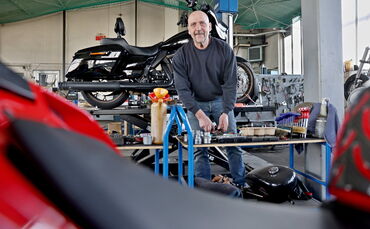 Dietmar Maier in seiner Werkstatt, derzeit erhält sie ein neues Dach. Eine Investition in die vierte Generation - Maiers Sohn wi