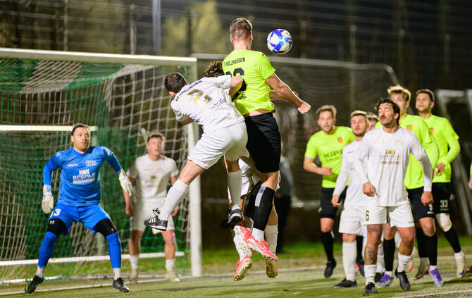 Zwei Waiblinger (in weiß) bekommen FCH-Kapitän Konz (gelb, in der Luft) nicht in den Griff – dessen Kopfball wird Tim Steinhilbe