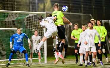 Zwei Waiblinger (in weiß) bekommen FCH-Kapitän Konz (gelb, in der Luft) nicht in den Griff – dessen Kopfball wird Tim Steinhilbe