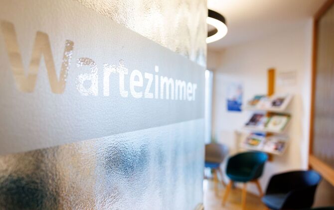 Wartezimmer in Hausarztpraxis