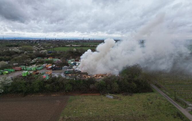 Brennender Müllhaufen sorgt für Rauchsäule am Himmel