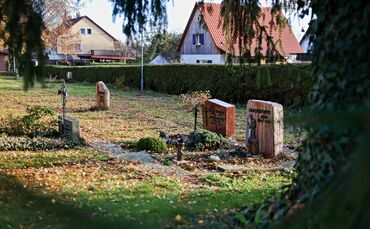 So stellt man sich einen klassischen Friedhof vor: Ein Grab, ein Grabstein -natürlich mit Namen. Hier ein Beispiel aus Welzheim