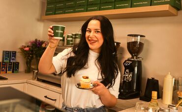 Selin Ipek, Inhaberin.