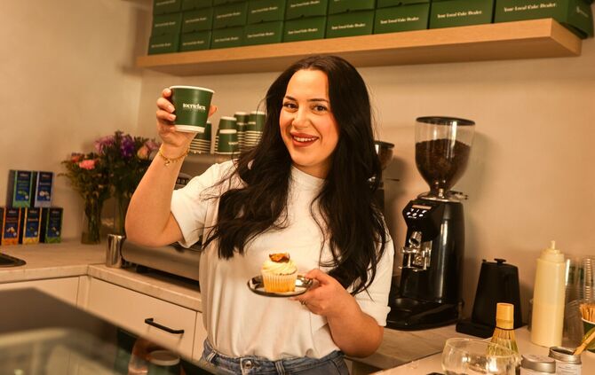 Selin Ipek, Inhaberin.