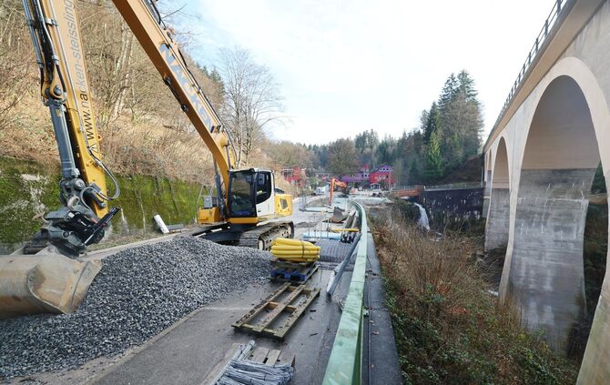 Wenn ein Hangrutsch eine ganze Landesstraße gen Tal reißt, kann der Wiederaufbau seine Zeit dauern. (Archivbild)