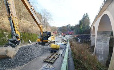 Wenn ein Hangrutsch eine ganze Landesstraße gen Tal reißt, kann der Wiederaufbau seine Zeit dauern. (Archivbild)