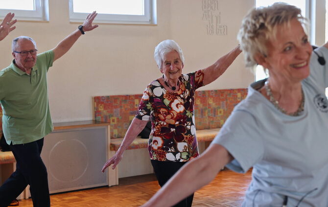 Fit im Kopf und auf der Tanzfläche: Ursel Piechocki (Mitte) ist am 8. März 90 Jahre alt geworden.