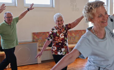 Fit im Kopf und auf der Tanzfläche: Ursel Piechocki (Mitte) ist am 8. März 90 Jahre alt geworden.