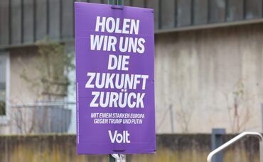 Wahlplakat von "Volt" bei der Bundestagswahl 2025.