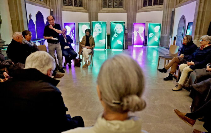 "Die grauen Stars": Journalist Thomas Milz moderiert den Gesprächskreis zum Thema Alter anlässlich der Fotoausstellung von Hartm