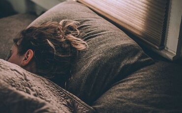 Total malade? Nichts geht mehr? Die AOK hat nachgerechnet, wie oft und wie lang ihre Versicherten im Jahr 2025 krankheitshalber