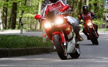 Ein 17-jähriger Motorradfahrer soll in Weinstadt über eine rote Baustellenampel gefahren sein. Die Polizei war nicht weit entfer