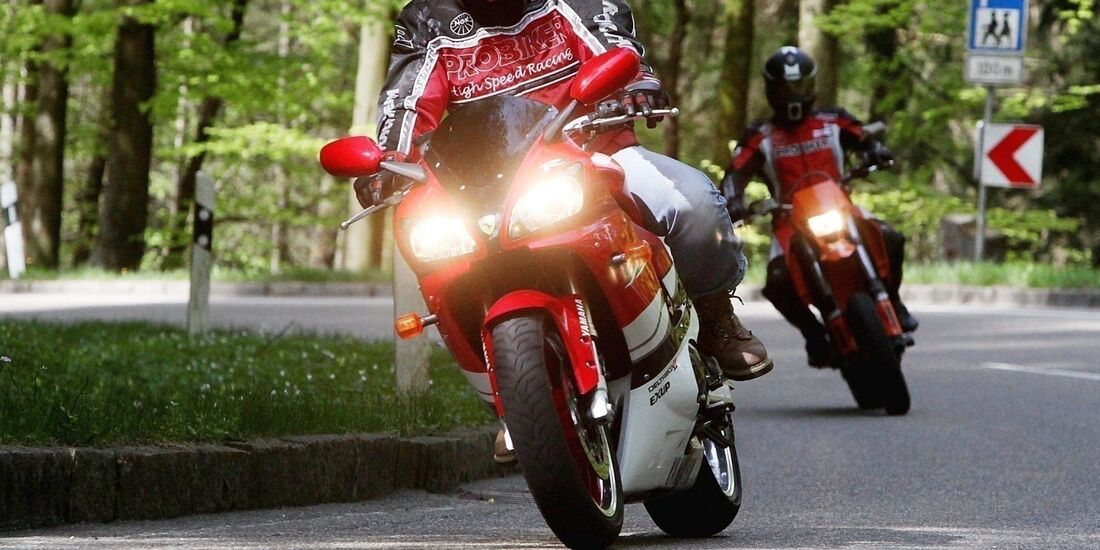 Ein 17-jähriger Motorradfahrer soll in Weinstadt über eine rote Baustellenampel gefahren sein. Die Polizei war nicht weit entfer