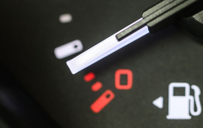 Wer tanken muss, zahlt im Schnitt über zwei Euro. (Archivbild)