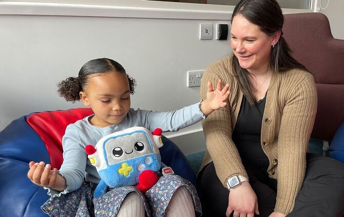 KI-Spielzeug geht Experten zufolge mit Risiken einher.