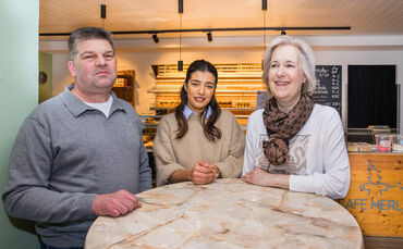 Bäckermeister Jürgen Stahl, Mitarbeiterin Cansu Güzel und Konditormeisterin Heike Stahl im Café Merlin in Schnait.