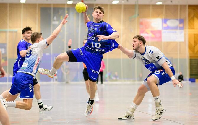 Maurice Widmaier (Mitte) und Luca Mauch (links) waren von der Kornwestheimer  Defensive selten zu kontrollieren. Hier kommen Fel