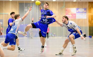 Maurice Widmaier (Mitte) und Luca Mauch (links) waren von der Kornwestheimer  Defensive selten zu kontrollieren. Hier kommen Fel