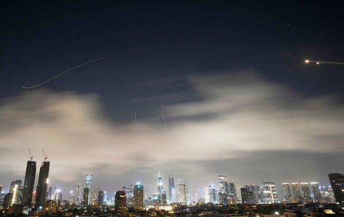 Raketenabwehr feuert, um Raketen aus dem Iran über Tel Aviv abzufangen.