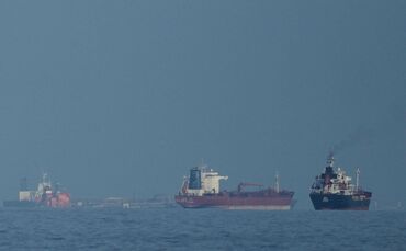 Öltanker und Frachtschiffe reihen sich in der Straße von Hormus auf. (Archivbild)