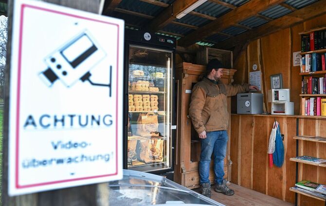 Landwirt betreibt einen 24-Stunden Selbstbediensungs-Hofladen
