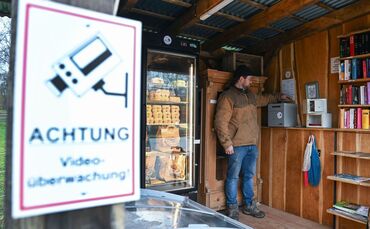 Landwirt betreibt einen 24-Stunden Selbstbediensungs-Hofladen