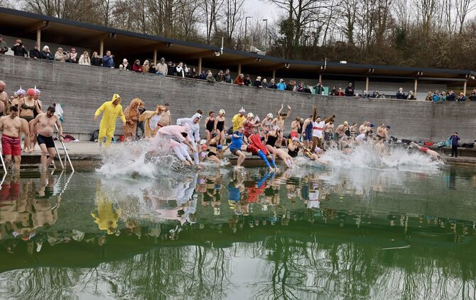 Die Badegäste lassen sich von den kühlen Temperaturen nicht aufhalten.