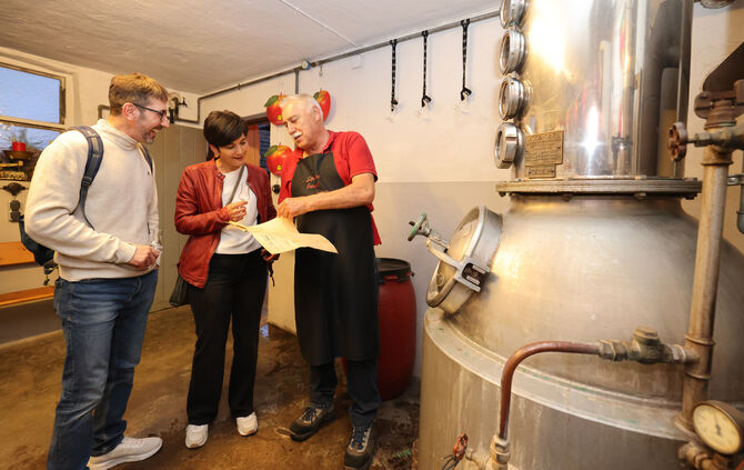 Heinz Weng mit Besuchern in seiner Brennerei bei der Veranstaltung im vergangenen Jahr (Archivbild).