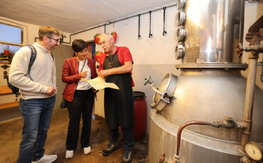 Heinz Weng mit Besuchern in seiner Brennerei bei der Veranstaltung im vergangenen Jahr (Archivbild).