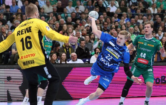 Torben Matzken (beim Wurf, gegen Tomas Mrkva, hinten Blaer Hinriksson) machte beim 29:29-Remis des TVB Stuttgart in Leipzig ein