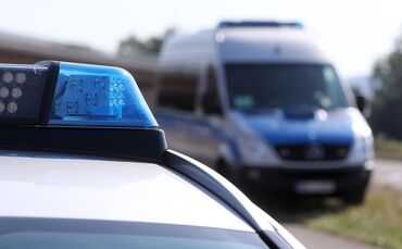 Zwei Fahrzeuge mussten nach dem Unfall abgeschleppt werden (Symbolfoto).