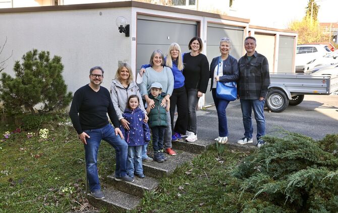 Sie haben große Lust auf den ersten Flohmarkt im Fuchshof: Das Orga-Team rund um Initiator Alexander Holz - Inge Wenger mit Elli