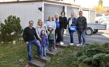 Sie haben große Lust auf den ersten Flohmarkt im Fuchshof: Das Orga-Team rund um Initiator Alexander Holz - Inge Wenger mit Elli