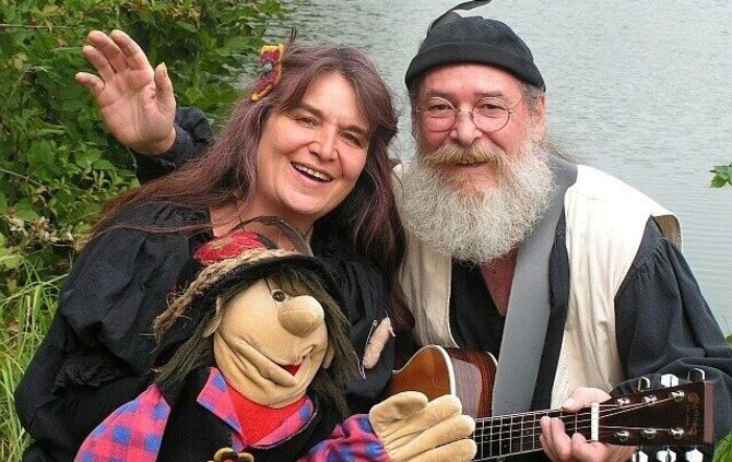 Das Kindermusikmitmachtheater Goissahannes präsentiert die Handpuppe Rotzlöffel mit Gitarre und Flöte.