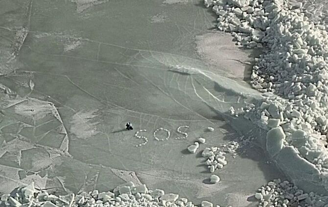 SOS auf dem Eis: Nach dem Einbruch ihres Zeltes ins Eis retten sich zwei Camper mit Mühe und werden nach fünf Stunden per Hubsch