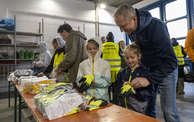 Etwa 60 Erwachsene und Kinder haben gemeinsam Müll gesammelt - und ließen sich vom schlechten Wetter nicht abschrecken.