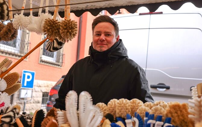 Sathya Geiger verkauft Bürsten, Ausstecher-Formen, Rührlöffel und Holzbretter.