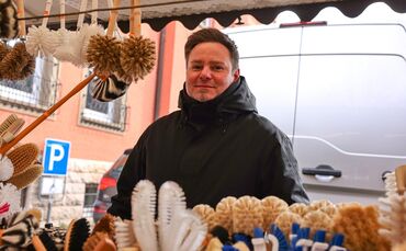 Sathya Geiger verkauft Bürsten, Ausstecher-Formen, Rührlöffel und Holzbretter.