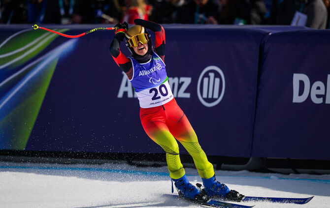 Andrea Rothfuss hat die deutsche Fahne bei Abschlussfeier der paralympischen Winterspielen in Cortina d’Ampezzo getragen.