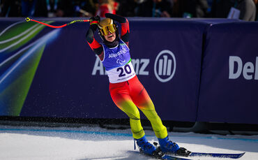 Andrea Rothfuss hat die deutsche Fahne bei Abschlussfeier der paralympischen Winterspielen in Cortina d’Ampezzo getragen.